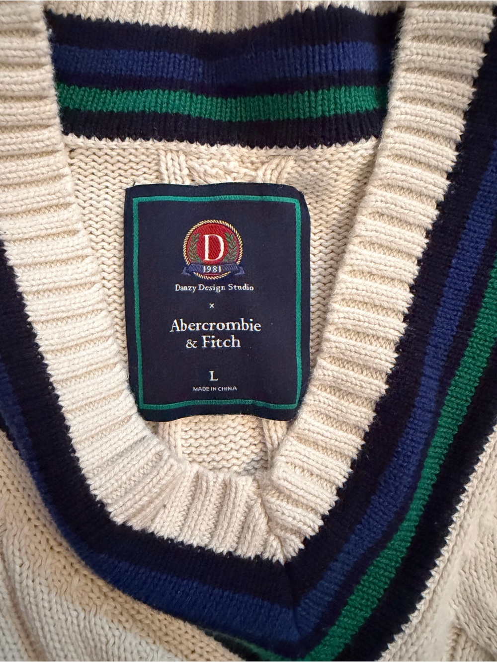 vintage abercrombie & fitch men’s v neck cable knit sweater - Picture 3 of 6